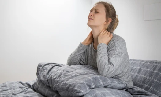 6 Cara Mengatasi Leher Sakit Saat Hamil, Catat Moms!