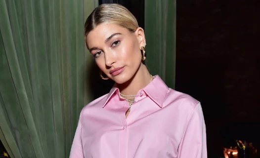 Hailey Bieber Buka Suara Soal Dugaan Paparazi yang Memotret Roknya