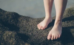 Ketahui Manfaat Berjalan Tanpa Alas Kaki, di sini!