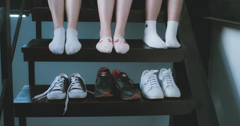 Lima Cara Menghilangkan Bau Sepatu Dalam Semalam Tak Perlu