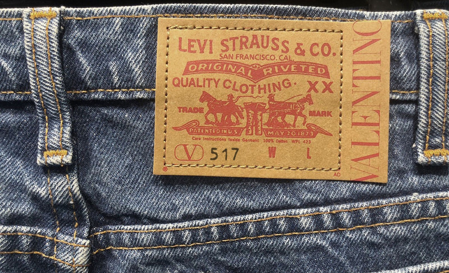Valentino x Levi's: Tampilkan Koleksi Denim yang Dirilis Tahun 2021 |Glitzmedia.co